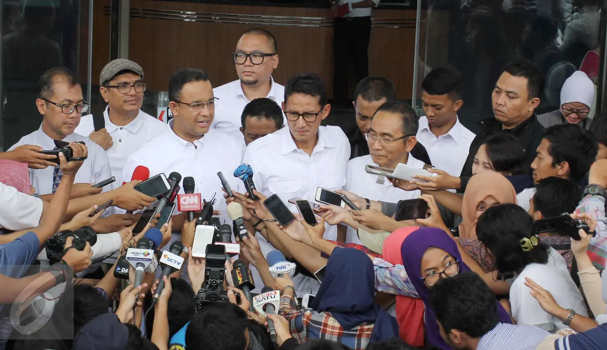 Pasangan Cagub dan Cawagub DKI, Anies Baswedan dan Sandiaga Uno memberikan keterangan kepada awak media di Gedung KPK, Jakarta, Selasa (21/3). Sandiaga usai menyerahkan perubahan harta kekayaannya ke KPK. (Liputan6.com/Helmi Afandi)