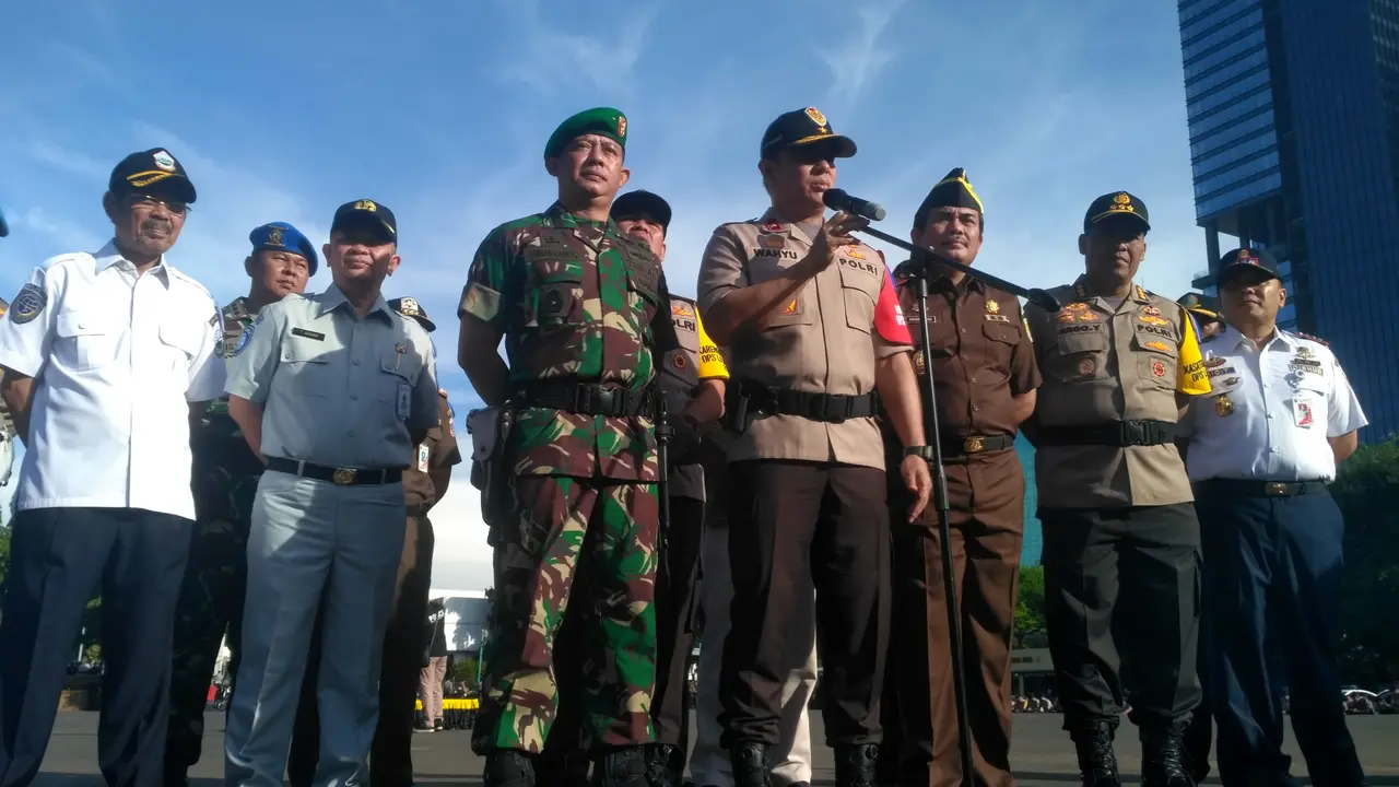 Pasukan Polri dan TNI bersama Pemprov DKI Jakarta melakukan apel Operasi Lilin 2018 di Polda Metro Jaya, Jumat (21/12/2018). (Merdeka.com)