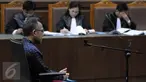 Hakim PTUN Medan Tripeni Irianto Putro saat menjalani sidang lanjutan dengan agenda pembacaan pledoi, Jakarta, Kamis (26/11/2015). Tripeni mengaku sama sekali tidak punya itikad menerima duit suap dari OC Kaligis. (Liputan6.com/Helmi Afandi)