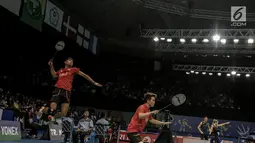 Tontowi Ahmad melompat ke udara saat akan memukul kok dalam laga pertama Indonesia Open 2017 di Jakarta, Selasa (13/6). Tontowi/Liliyana unggul dengan skor 19 - 21 - 21. (Liputan6.com/Faizal Fanani)