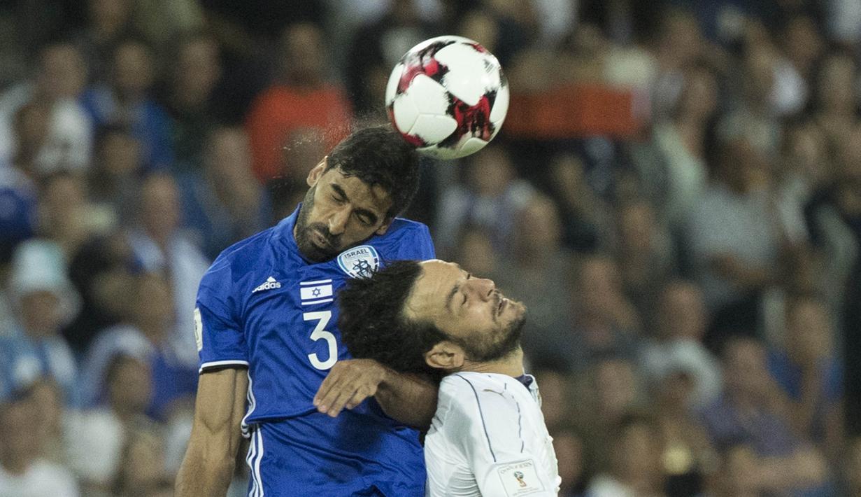 Ofir Davidzada (kiri) menyundul bola bersama gelandang Italia, Marco Parolo pada Kualifikasi Piala Dunia 2018 di Stadion Sammy Ofer, Haifa, Selasa (6/9/2016) dini hari WIB. (AFP/Jack Guez)