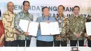 Menteri PPN/Kepala Bappenas Bambang Brodjonegoro (tengah) menunjukkan nota kerja sama investasi di Bali, Sabtu (13/10). Bappenas berhasil memfasilitasi kerja sama investasi dengan perkiraan total nilai Rp 47 triliun. (Liputan6.com/Angga Yuniar)