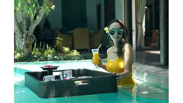 6 Pesona Zaskia Gotik saat Liburan di Bali, Penampilannya Jadi Sorotan