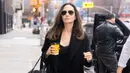 <p>Angelina Jolie juga terkenal sebagai penggemar tas maxi. Tas maxi memang lebih praktis untuk membawa semua kebutuhanmu dalam satu tempat. Terlihat berjalan-jalan sambil memegang gelas kopi dan menenteng Saint Laurent Icare tote extra large yang dijual dengan harga sekitar 4.900 Dolar. Foto: Instagram.</p>