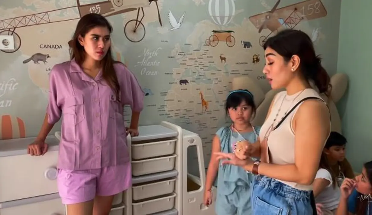 Sementara kamar Zayn memiliki warna yang cenderung laki-laki. Lebih simple dan tak ada pernak-pernik layaknya kamar perempuan. (YouTube/NizNaz Channel)