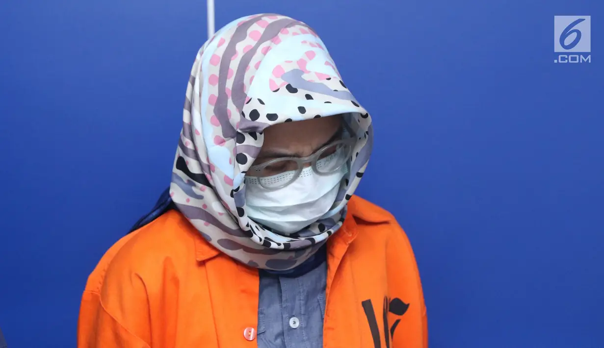 Tersangka penipuan dan penggelapan saham pasar modal diperlihatkan saat rilis di Jakarta, Rabu (17/10). Bareskrim menangkap satu tersangka penipuan dan penggelapan saham pasar modal. (Liputan6.com/Helmi Fithriansyah)