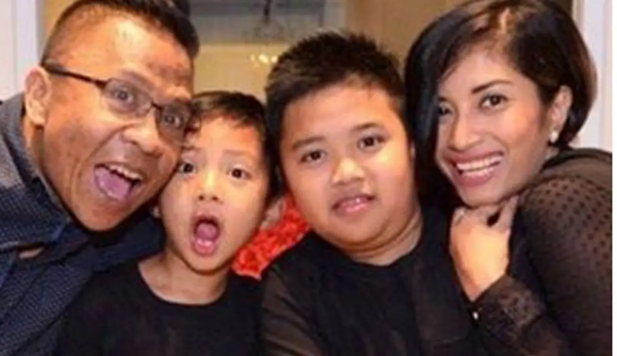 "Rencana lamaran sebenarnya pada Desember 2003, tapi bapakku sakit. Karena sakit itu Mas Roni juga sempat merawat bapakku," kenang istri Oon Project Pop itu. (dok. Pribadi)