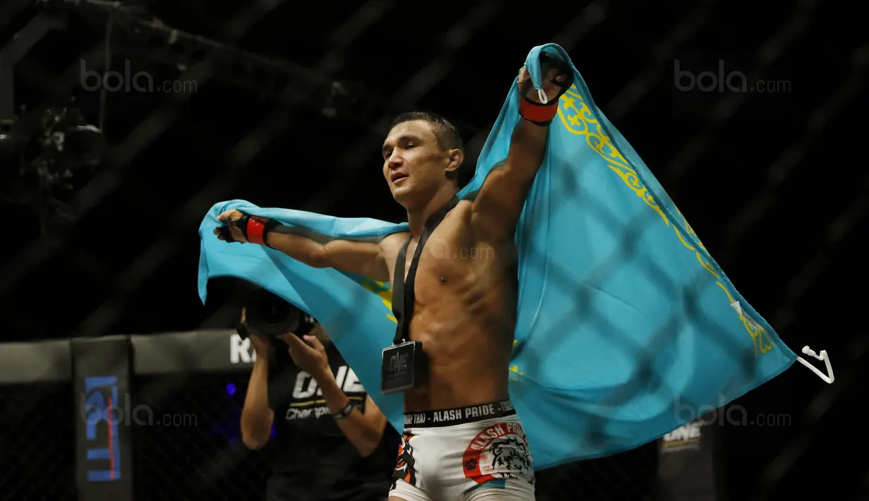 Petarung Kazakhstan, Kairat Akhmetov, melakukan selebrasi usai mengalahkan petarung Filipina, Geje Eustaquio, pada One Champhionship di JCC, Senayan, Sabtu (16/9/2017). Kairat Akhmetov, menang poin atas Geje Eustaquio. (Bola.com/M Iqbal Ichsan)