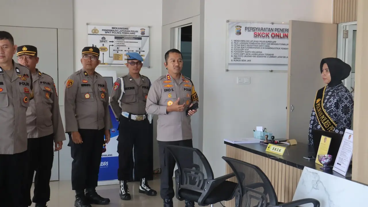 Kapolres Pemalang mengecek kesiapan personel di ruang pelayanan publik. (Foto: Liputan6.com/Humas Polres Pemalang)