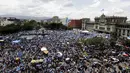 Ribuan warga berunjuk rasa menuntut mundur Presiden Otto Perez di depan Istana Nasional Guatemala City, Kamis (27/8/2015). Aksi ini dilakukan setelah Presiden Perez menolak mundur usai dituding terlibat skandal korupsi bea cukai. (REUTERS/Jose Cabezas)