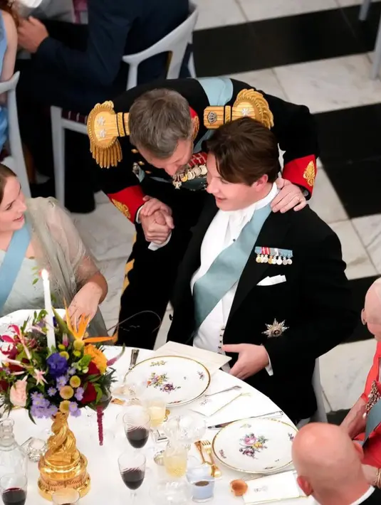 Pesta ulang tahun pun dirayakan di Istana Christiansborg, Copenhagen, pada Minggu (15/10/23) dengan mengundang bangsawan lainnya. Ia merayakan ulang tahunnya dengan jamuan makan malam yang mengundang sekitar 200 anak muda seusianya. [Keld Navntoft, Kongehuset @detdanskekongehus]