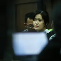 Uji coba kopi bersianida dilakukan pada sidang Jessica yang ke-20. (Via: Bintang.com/Galih GWS)