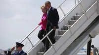 Presiden Obama dan Hillary Clinton menuruni tangga Air Force One (New York Times)