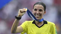 Stephanie Frappart akan menjadi wasit wanita pertama yang memimpin laga resmi kompetisi UEFA. (AFP/Christophe Simon)