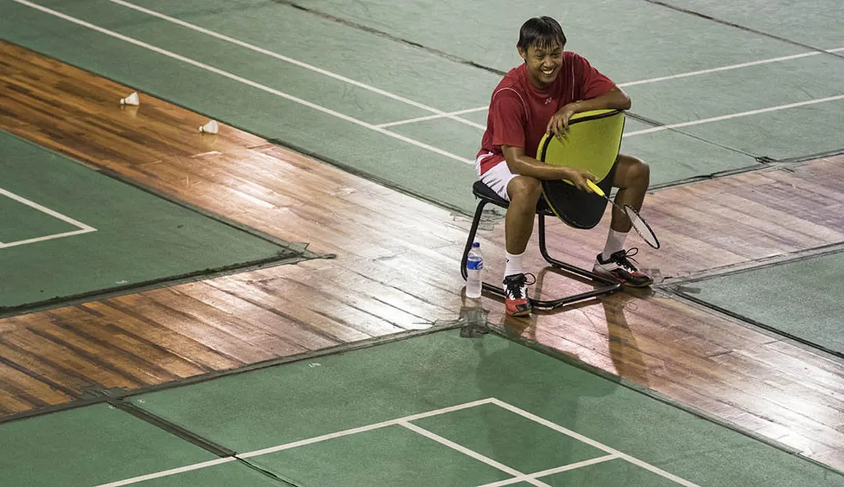 Pelatih tunggal putri Indonesia, Bambang Suprianto, mengawasi anak asuhnya berlatih pada Pelatnas Bulutangkis di Cipayung, Jakarta Timur, Kamis (7/1/2016). (Bola.com/Vitalis Yogi Trisna)