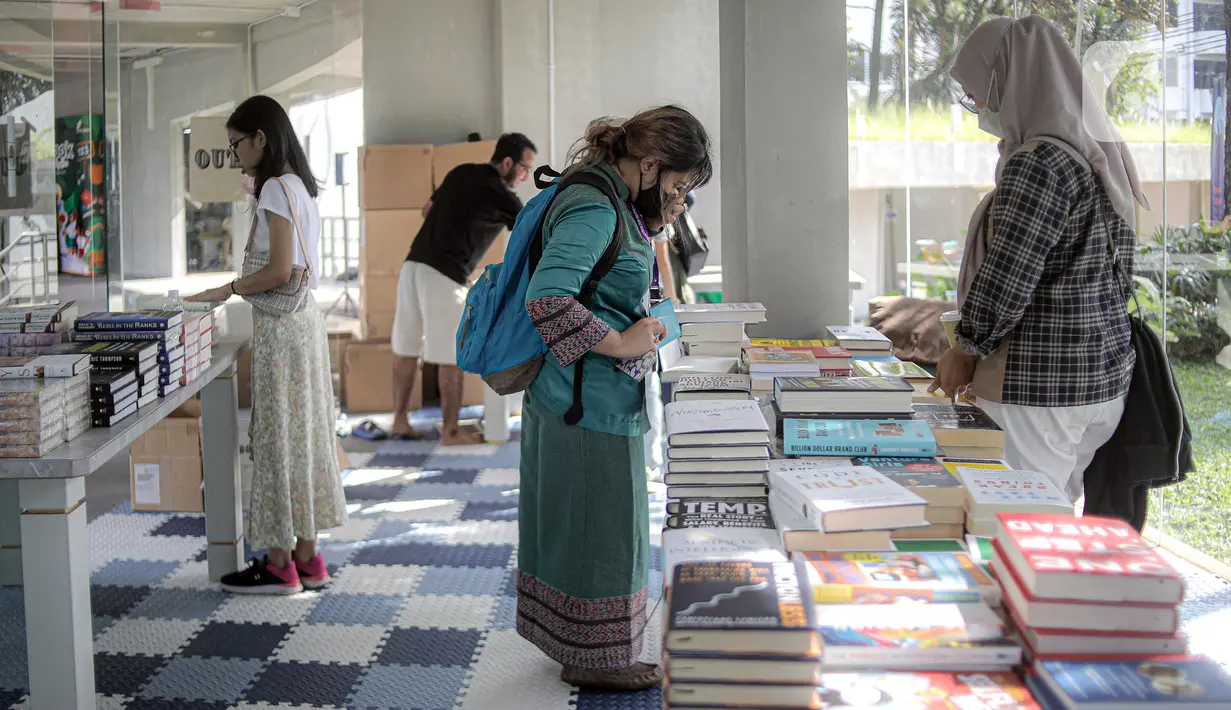 Warga melihat-lihat buku di Taman Literasi Martha Christina Tiahahu, Blok M, Jakarta, Minggu (23/10/2022). Taman Literasi Martha Christina Tiahahu diharapkan bisa menjadi pusat literasi tingkat nasional bahkan internasional. (Liputan6.com/Faizal Fanani)