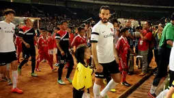 Mantan pemain Timnas Italia, Gianluca Zambrotta bersiap memasuki lapangan Stadion GBK Jakarta, (2/6/2014) untuk berlaga melawan Indonesia All Star. (Liputan6.com/Helmi Fithriansyah)