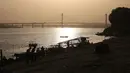Siluet dari perahu yang tengah berlayar di Sungai Yamuna,  Allahabad, India, Selasa (21/3). Pengadilan di India utara menganugerahkan "status manusia" untuk melestarikan dan melindungi sungai Gangga dan Yamuna dari polusi. (AP Photo/Rajesh Kumar Singh)