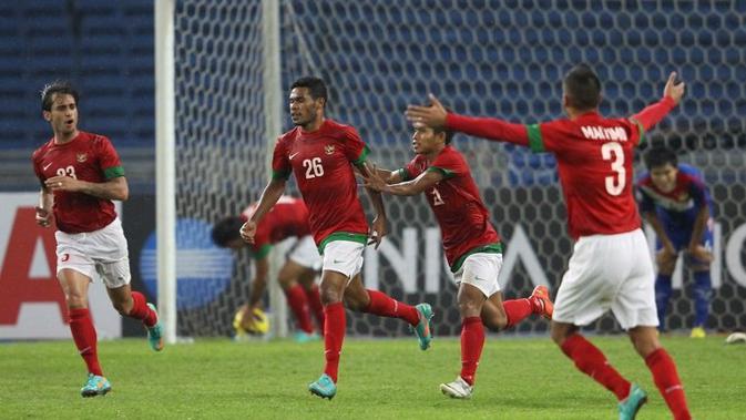 Timnas Indonesia merayakan gol Vendry Mofu ke gawang Laos di penyisihan grup Piala AFF 2012. (AFP/Mohd Rasfan)