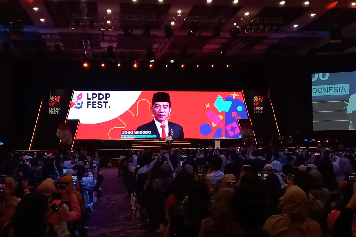 Presiden Joko Widodo (Jokowi) memberikan sambutan pada acara Lembaga Pengelola Dana Pendidikan (LPDP) Festival 2023 di The Kasablanka Hall, Jakarta, Kamis (3/8) (Muhammad Genantan Saputra/Merdeka.com)