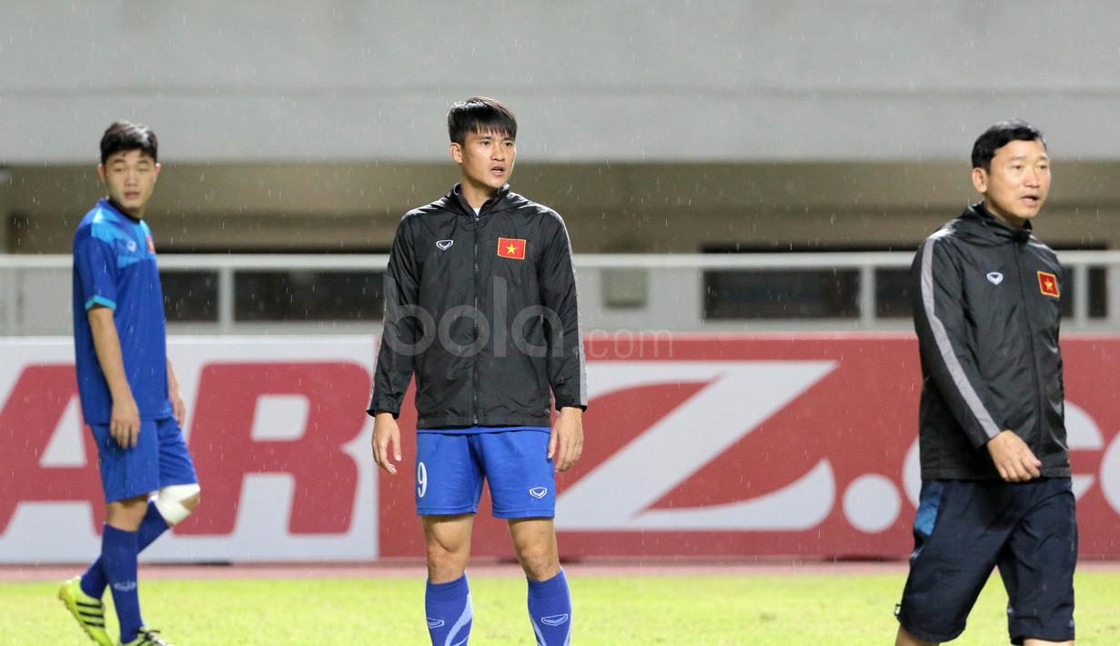 Lê Công Vinh (tengah) saat mengikuti sesi latihan sebelum melawan Timnas Indonesia di Stadion Pakansari, Bogor, (02/12/2016). (Bola.com/Nicklas Hanoatubun)