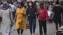 Orang-orang yang mengenakan masker berjalan melintasi pasar yang ramai di New Delhi, India (5/11/2020). Total 50.210 kasus baru COVID-19 terdeteksi di India dalam 24 jam terakhir, menurut data terbaru yang dirilis oleh Kementerian Kesehatan dan Kesejahteraan Keluarga India. (Xinhua/Javed Dar)