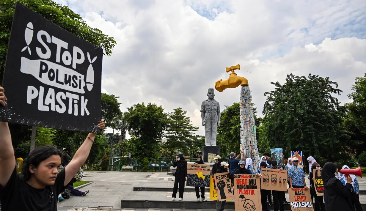 Melalui aksi ini, para aktivis dan mahasiswa menyerukan masyarakat untuk mengurangi konsumsi makanan dalam kemasan plastik serta menghindari penggunaan plastik sekali pakai. (Juni KRISWANTO/AFP)