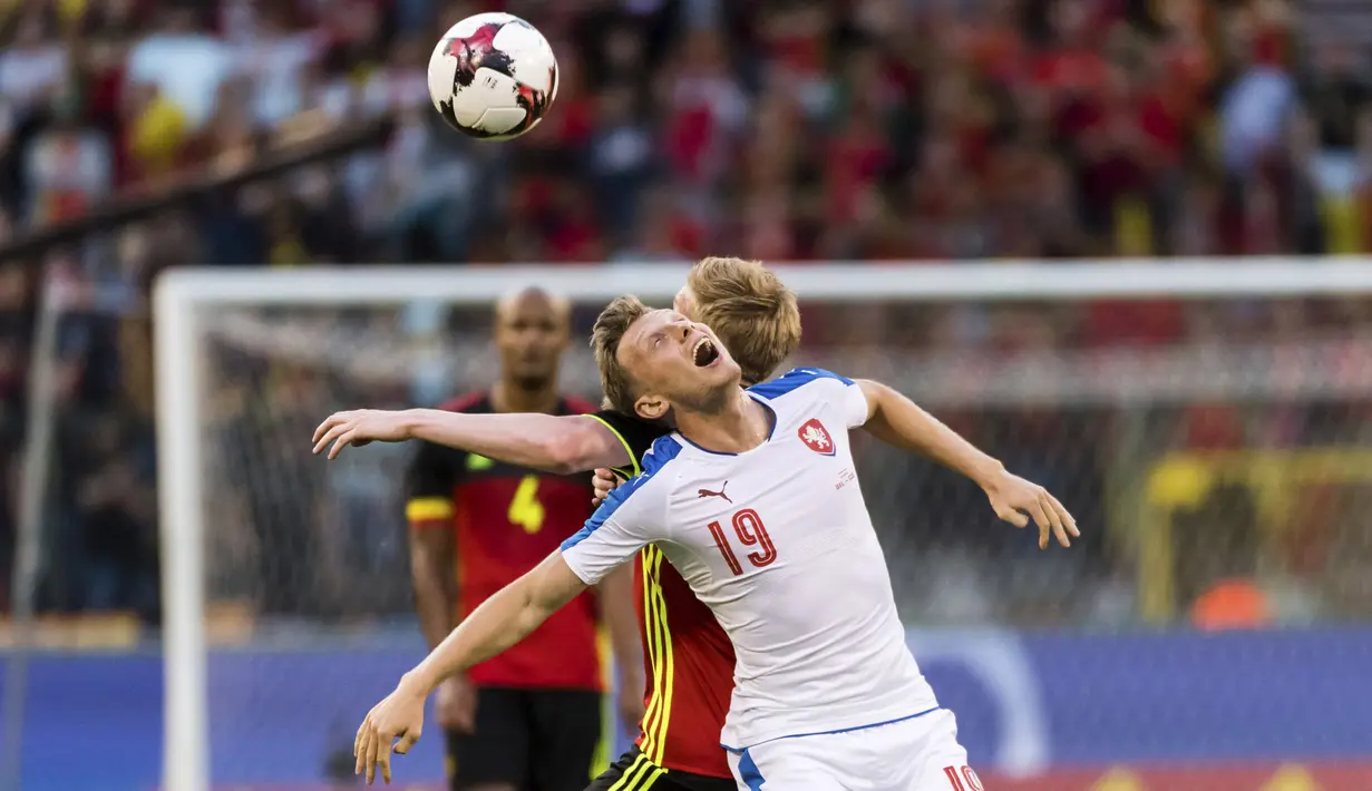 Pemain Belgia, Kevin De Bruyne (belakang) berduel dengan pemain Republik Ceko, Ladislav Krejci pada laga persahabatan di King Baudouin stadium, Brussels, (5/6/2017). (AP/Geert Vanden Wijngaert)