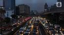 <p>Kendaraan terjebak kemacetan di Pancoran, Jakarta, Kamis (21/4/2022). Kemacetan tersebut dikarenakan banyaknya (peningkatan volume) kendaraan di jalan di sekitar jam berbuka puasa. (Liputan6.com/Johan Tallo)</p>