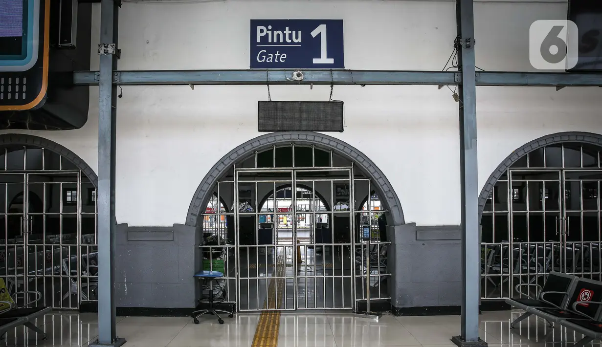 Suasana pintu 1 Stasiun Pasar Senen, Jakarta, Kamis (6/5/2021). Larangan mudik Lebaran 2021 mulai berlaku 6 hingga 17 Mei 2021. (Liputan6.com/Faizal Fanani)