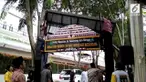 Jelang acara pesta Kahiyang-Bobby di Medan persiapan terus dilakukan, salah satunya adalah pemasangan gerbang untuk menyambut tamu.