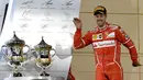 Aksi pebalap Ferrari asal Jerman, Sebastian Vettel diatas panggung usai menjuarai balapan F1 GP Bahrain di Sirkuit Sakhir, Manama, Minggu (16/4/2017). Vettel mengalahkan Lewis Hamilton dan Bostas. (AFP/Andrej Isakovic)