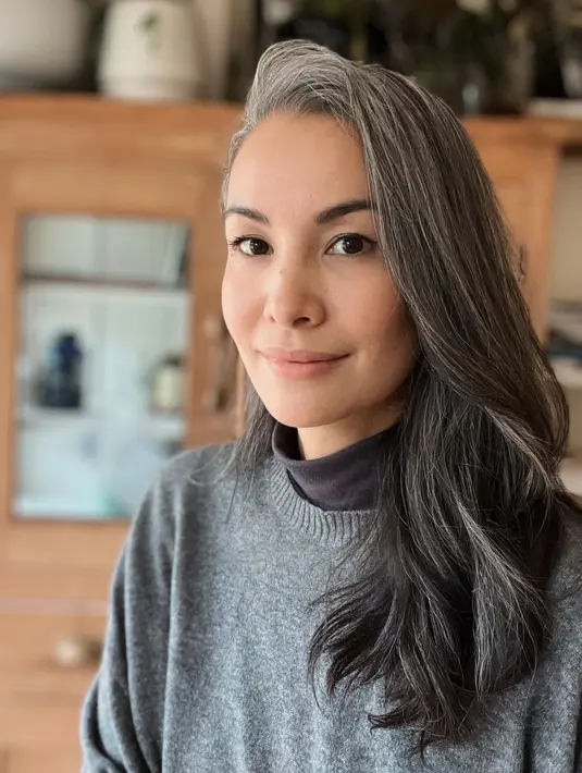 Lagi, melihat lebih dekat kecantikan yang awet muda dari Nadya Hutagalung di usianya yang sudah 49 tahun. [Foto: Instagram/nadyahutagalung]