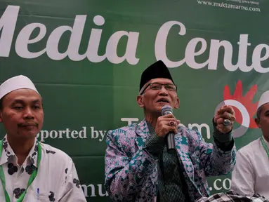 KH Miftahul Akhyar, Rais Syuriah PWNU Jatim memberikan keterangan pers hasil sidang komisi organisasi Muktamar NU, di Jombang, Rabu (5/8/2015). Keterangan tersebut terkait suara dukungan sistem AHWA dari Jatim yang terpecah. (Liputan6.com/Johan Tallo)