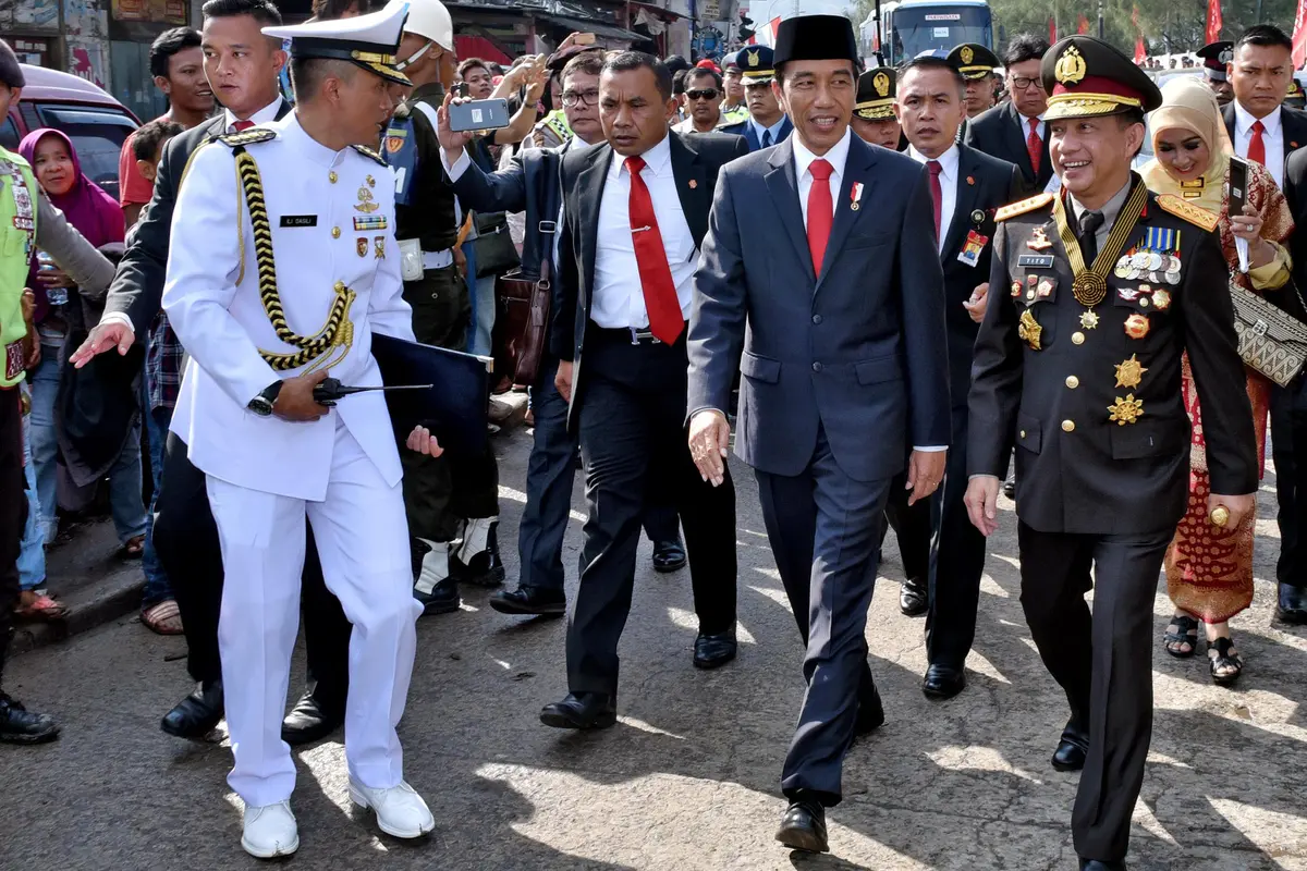 Terjebak Kemacetan, Jokowi Berjalan Kaki Menuju Lokasi HUT TNI