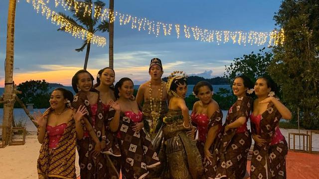 7 Potret Pernikahan Adipati Dolken dan Cantri Tachril Pakai Adat Jawa