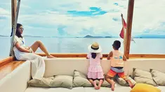 Sudah sejak empat hari lalu, Kamis (24/12/2019), Dian Sastro dan keluarga berlibur ke Labuan Bajo. Bersama suami Indraguna Sutowo dan kedua anaknya Dian Sastro menikmati indahnya suasana naik kapal pinisi di perairan Labuan Bajo. (Liputan6.com/IG/@therealdisastr)