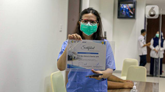 FOTO: Tenaga Kesehatan Mulai Jalani Vaksinasi COVID-19