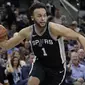 Pemain San Antonio Spurs, Kyle Anderson (kiri) mencoba melewati adangan pemain Cavaliers, LeBron James (23) pada lanjutan NBA di basketball game di AT&T Center, San Antonio, (23/1/2018). Spurs menang atas Cleveland 114—102. (AP/Eric Gay)