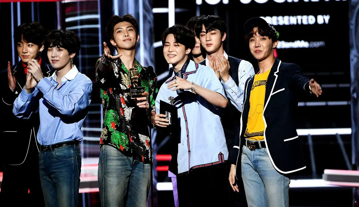 BTS mendapatkan gelar yang sama dalam dua tahun berturut-turut. RM yang menjadi perwakilan dari BTS pun mengucapkan terima kasih atas dukungan yang mereka dapatkan dari para penggemarnya. (AFP/KEVIN WINTER/GETTY IMAGES NORTH AMERICA)