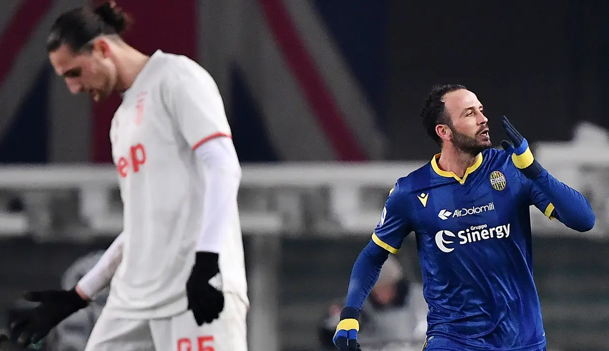 Striker Hellas Verona, Giampaolo Pazzini, melakukan selebrasi usai mencetak gol ke gawang Juventus pada laga Serie A di Stadion Marc'Antonio Bentegodi, Sabtu (8/2/2020). Juventus kalah 1-2 dari Hellas Verona. (AFP/Marco Bertorello)