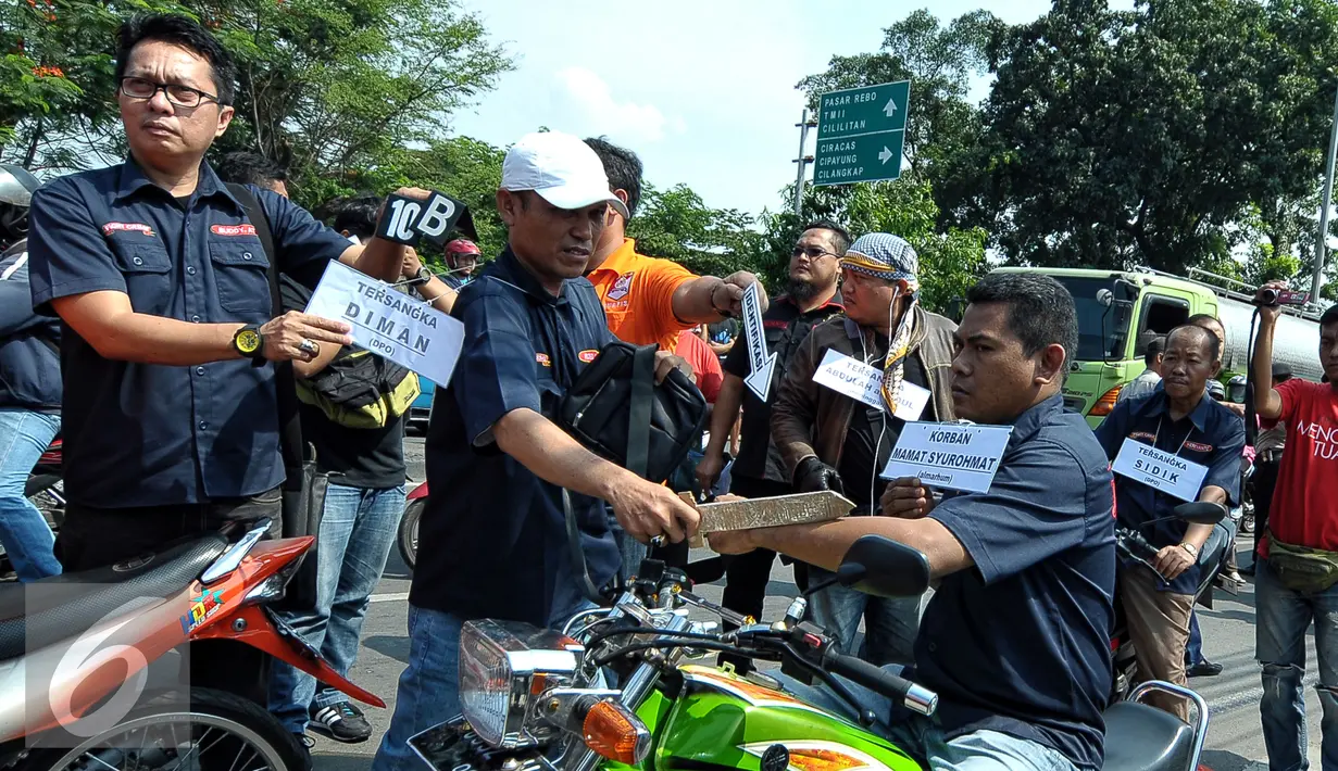 Tersangka saat memperagakan rekontruksi membacok korban Mamat Syurohmat juragan beras yang terjadi pada 21 Maret lalu di Ciracas, Jakarta, Kamis (17/6/2015). Tujuh orang pelaku memperagakan 20 adegan rekonstruksi. (Liputan6.com/Yoppy Renato)