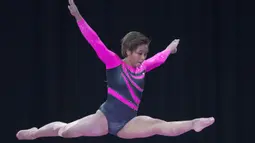 Aksi Rifda Irfanaluthfi pesenam artistik Indonesia pada Asian Games di JIExpo, Jakarta, Selasa (21/8/2018). Indonesia melaju ke tiga babak final pada senam artistik putri Asian Games 2018. (Bola.com/Peksi Cahyo)