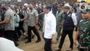 Presiden Joko Widodo bersama Gubernur Jawa Barat, Ridwan Kamil dan KSAD Dudung Abdurachman meninjau proses pencarian korban gempa Cianjur di kawasan Cugenang, Kab Cianjur, Selasa (22/11/2022). Jokowi mengatakan akses jalan yang sempat tertimbun longsor akibat gempa bumi di Cianjur, telah dibuka kembali. (Liputan6.com/Helmi Fithriansyah)