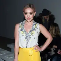 Seperti halnya Hilary dan Jason yang hadir di pesta Halloween pada Jumat (28/10) lalu dengan mengenakan pakaian khas penduduk asli Amerika. Lantaran itu, keduanya mendapat kritik tajam dari masyarakat. (AFP/CINDY ORD / GETTY IMAGES NORTH AMERICA)