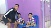 Striker Persik Kediri, Septian Satria Bagaskara, menemui dua Persikmania disabilitas di Stadion Brawijaya Kota Kediri, (8/10/2019). (Bola.com/Gatot Susetyo)
