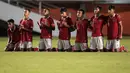 Doa pun terus dipanjatkan oleh para pemain, pelatih, official, bahkan penonton yang memadati stadion. (Bola.com/Bagaskara Lazuardi)