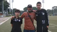 Erick Ibrahim bersama dua putranya. Junior (kanan) dan Tristan Raissa Ibrahim (kiri). (Bola.com/Gatot Susetyo)