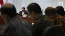 Presiden Joko Widodo atau Jokowi memimpin rapat terbatas (ratas) di Kantor Presiden, Jakarta, Rabu (11/9/2019). Ratas bertema 'Perbaikan Ekosistem Investasi' ini dilakukan Jokowi beserta para menteri guna merumuskan kebijakan konkret. (Liputan6.com/Angga Yuniar)