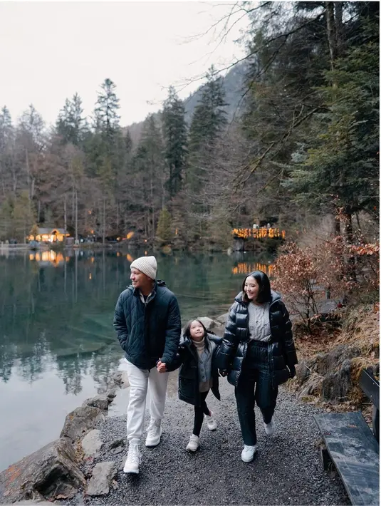 Tak hanya berlibur di Inggris dan Prancis saja, ketiganya juga turut menghabiskan liburan di Swiss. Gading, Gisel dan Gempi juga tampil kompak memakai busana hitam serta sneakers putih. (Liputan6.com/IG/@gadiiing)
